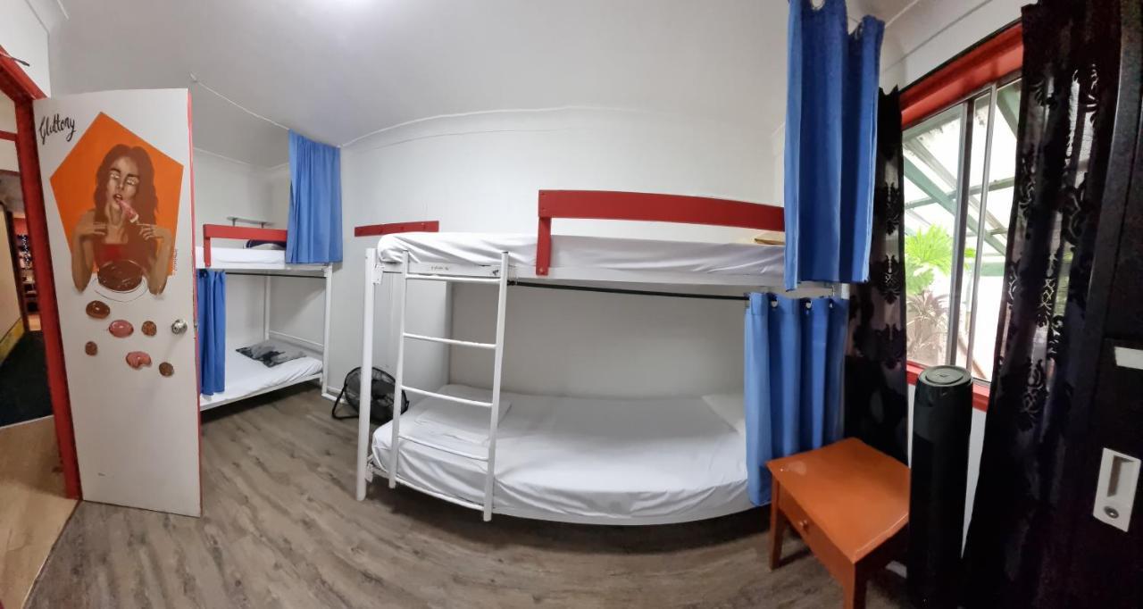 Beachside Backpackers Порт-Маккуори Экстерьер фото