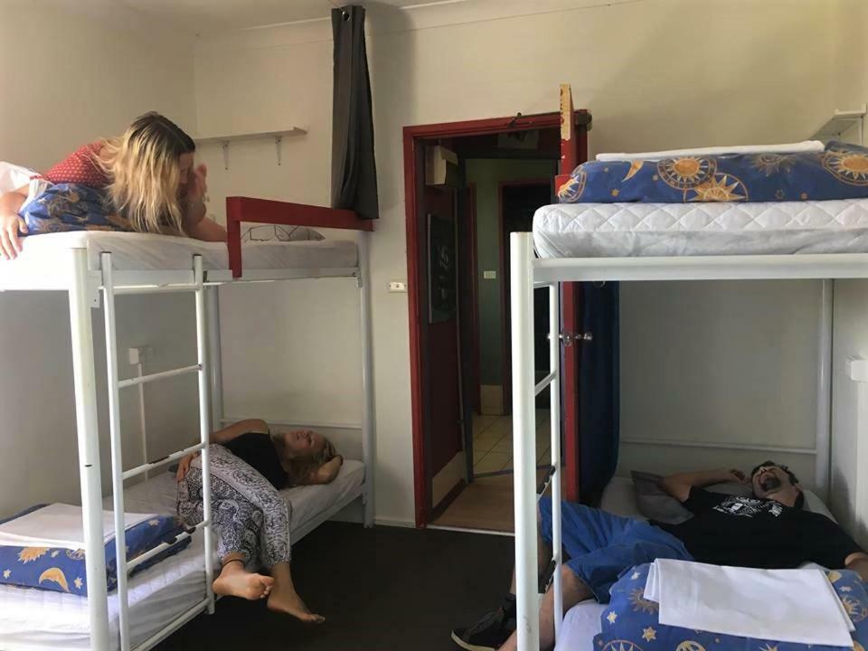 Beachside Backpackers Порт-Маккуори Экстерьер фото
